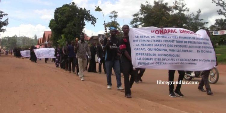 Beni: Des agents dONAPAC dans une manifestation contre la fraude massive des produits agricoles d’exportation.