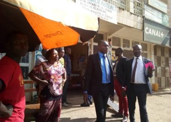 Sud-Kivu : le vice-gouverneur Marc Malago se rend à son cabinet de travail à pieds.
