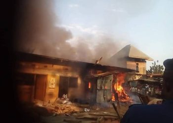 MWENGA: Des maisons brûlent à Kamituga