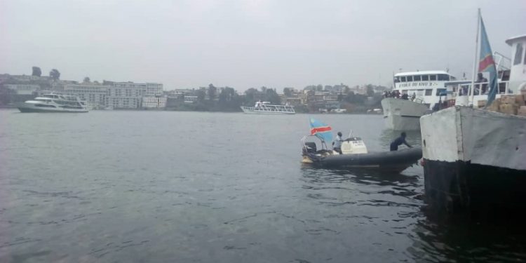 Bukavu-Ebola: le premier bateaux vient d’accoster, contrôle cas par cas.