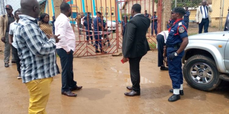 Ituri : Le bureau administratif de l’Assemblée provinciale scellé par la police après la destitution du gouverneur Ituri : Le bureau administratif de l’Assemblée provinciale scellé par la police après la destitution du gouverneur
