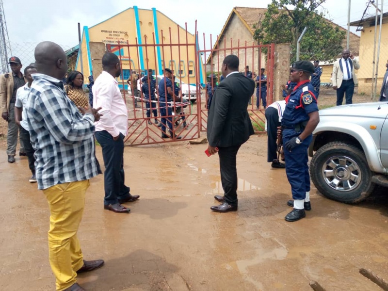 Ituri : Le bureau administratif de l’Assemblée provinciale scellé par la police après la destitution du gouverneur Ituri : Le bureau administratif de l’Assemblée provinciale scellé par la police après la destitution du gouverneur