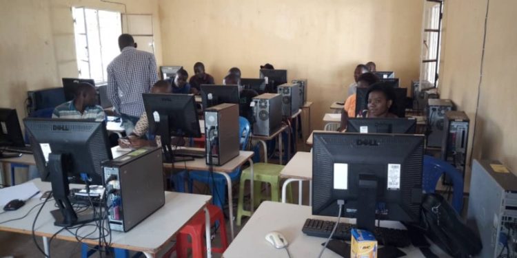 Luvungi : La MHCD du député Luc Mulimbalimba débute la formation des formateurs en gestion des affaires et leadership en informatique. Luvungi : La MHCD du député Luc Mulimbalimba débute la formation des formateurs en gestion des affaires et leadership en informatique.