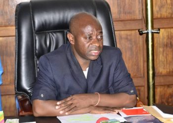 Insalubrité à Bukavu : le maire Meschack Bilubi charge son prédécesseur Philémon Yogolelo.