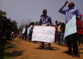 Beni : Des manifestants à la Mairie pour dire non aux tueries des civils en 2020.