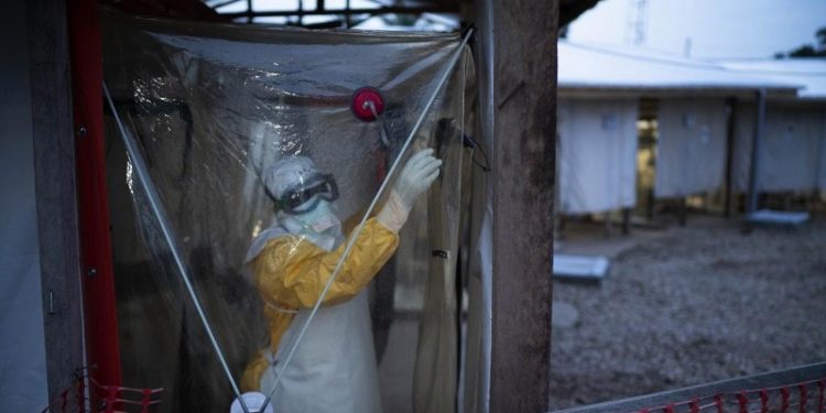 Ebola en RDC : la dernière patiente guérie, une autre en fuite