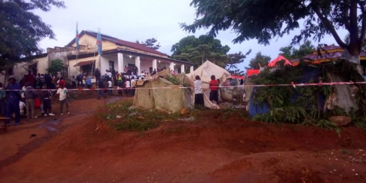 Beni : les Enfants en Sit-in sont encerclés par les militaires et policiers munis des bâtons pas d’entrée ni sortie