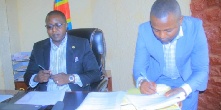 Ituri : le chef de ressort de la DGRPI Aru signe un contrat d’objectif et de performance avec sa direction provinciale pour maximiser les recettes