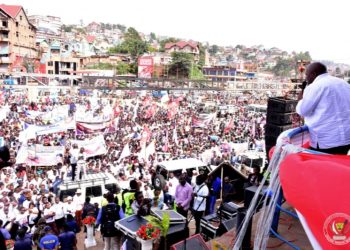 RDC : Accueilli par des milliers de personnes à Bukavu, Aimée Boji prêche l’unité et invite la population à soutenir les actions du Chef de l’État