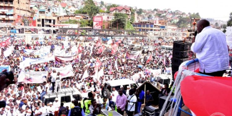 RDC : Accueilli par des milliers de personnes à Bukavu, Aimée Boji prêche l’unité et invite la population à soutenir les actions du Chef de l’État
