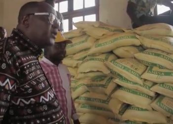 Nord-Kivu : Venu les mains chargées François Nzekuye assiste les déplacés de Rutshuru