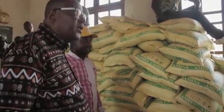 Nord-Kivu : Venu les mains chargées François Nzekuye assiste les déplacés de Rutshuru