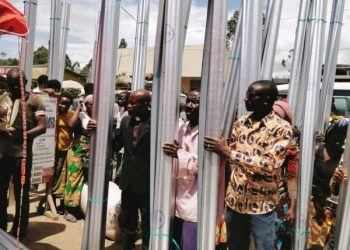 Kalehe : le député Amani Kamanda fait un don des tôles pour la construction de léglise CBCA Buhamba
