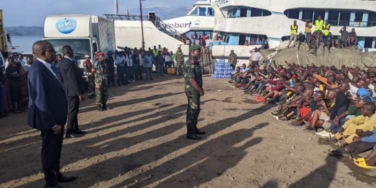 Recrutement dans larmée : la première vague de 1000 jeunes a quitté Bukavu pour Kinshasa via Goma Recrutement dans larmée : la première vague de 1000 jeunes a quitté Bukavu pour Kinshasa via Goma