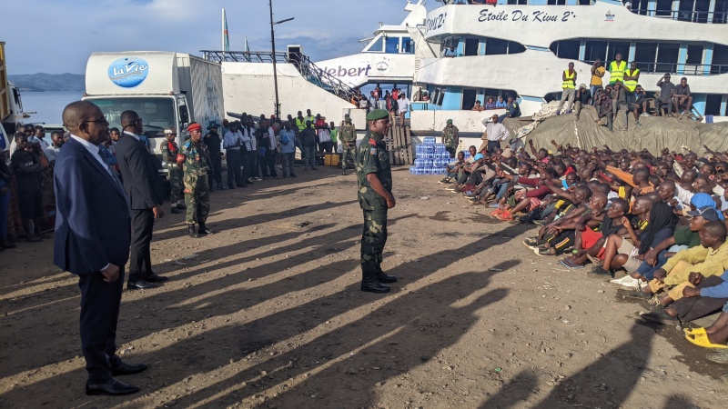 Recrutement dans larmée : la première vague de 1000 jeunes a quitté Bukavu pour Kinshasa via Goma Recrutement dans larmée : la première vague de 1000 jeunes a quitté Bukavu pour Kinshasa via Goma