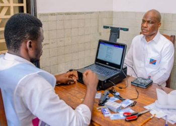 RDC : L’opposant Martin Fayulu s’enrôle et recommande à la CENI de corriger toutes les lacunes observées dans les opérations d’enrôlement
