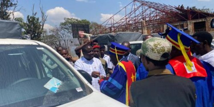 Bukavu : Le Gouvernement soutient 14 professeurs ordinaires et émérites en leur offrant des véhicules Bukavu : Le Gouvernement soutient 14 professeurs ordinaires et émérites en leur offrant des véhicules