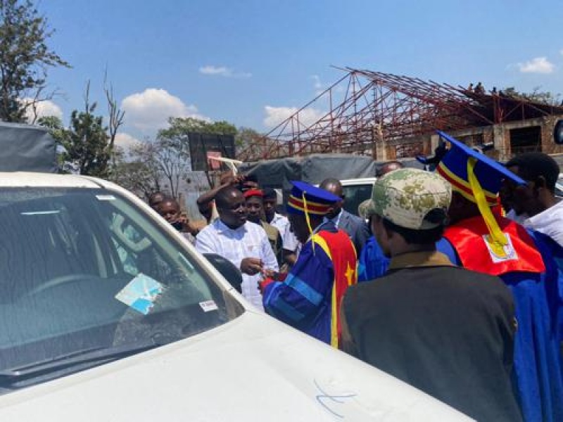 Bukavu : Le Gouvernement soutient 14 professeurs ordinaires et émérites en leur offrant des véhicules Bukavu : Le Gouvernement soutient 14 professeurs ordinaires et émérites en leur offrant des véhicules