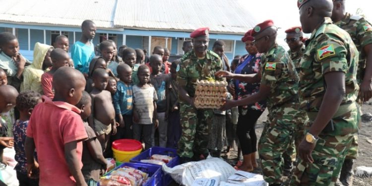 RDC: Le contingent burundais de lEAC  apporte son soutien à un orphelinat